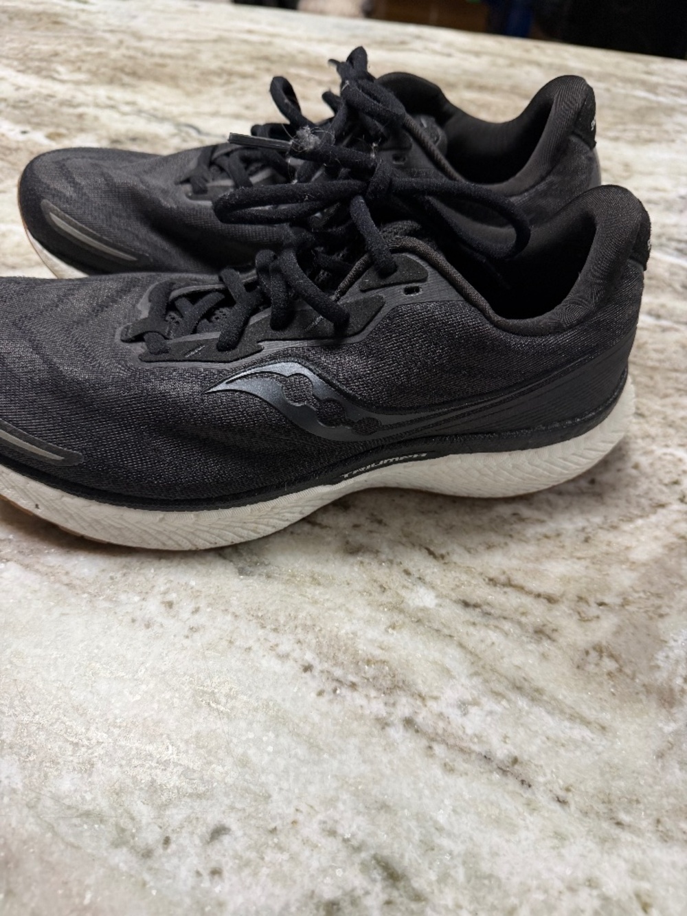 Mens Saucony athletic shoes size 9.5